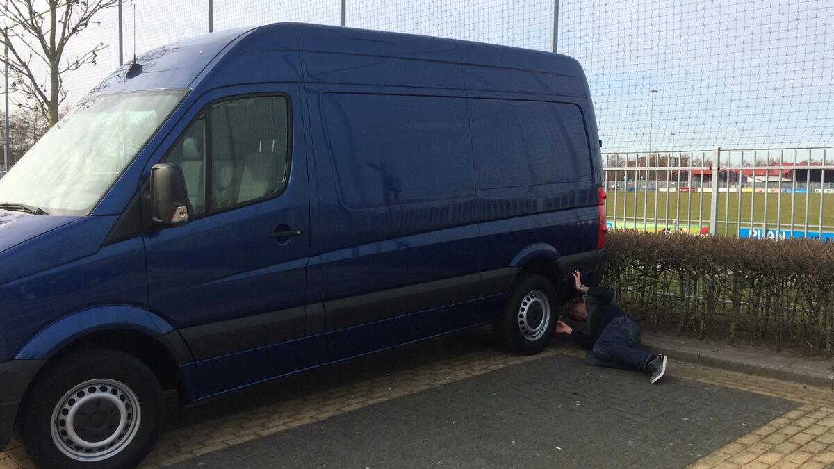 Even onder de auto Proefrit