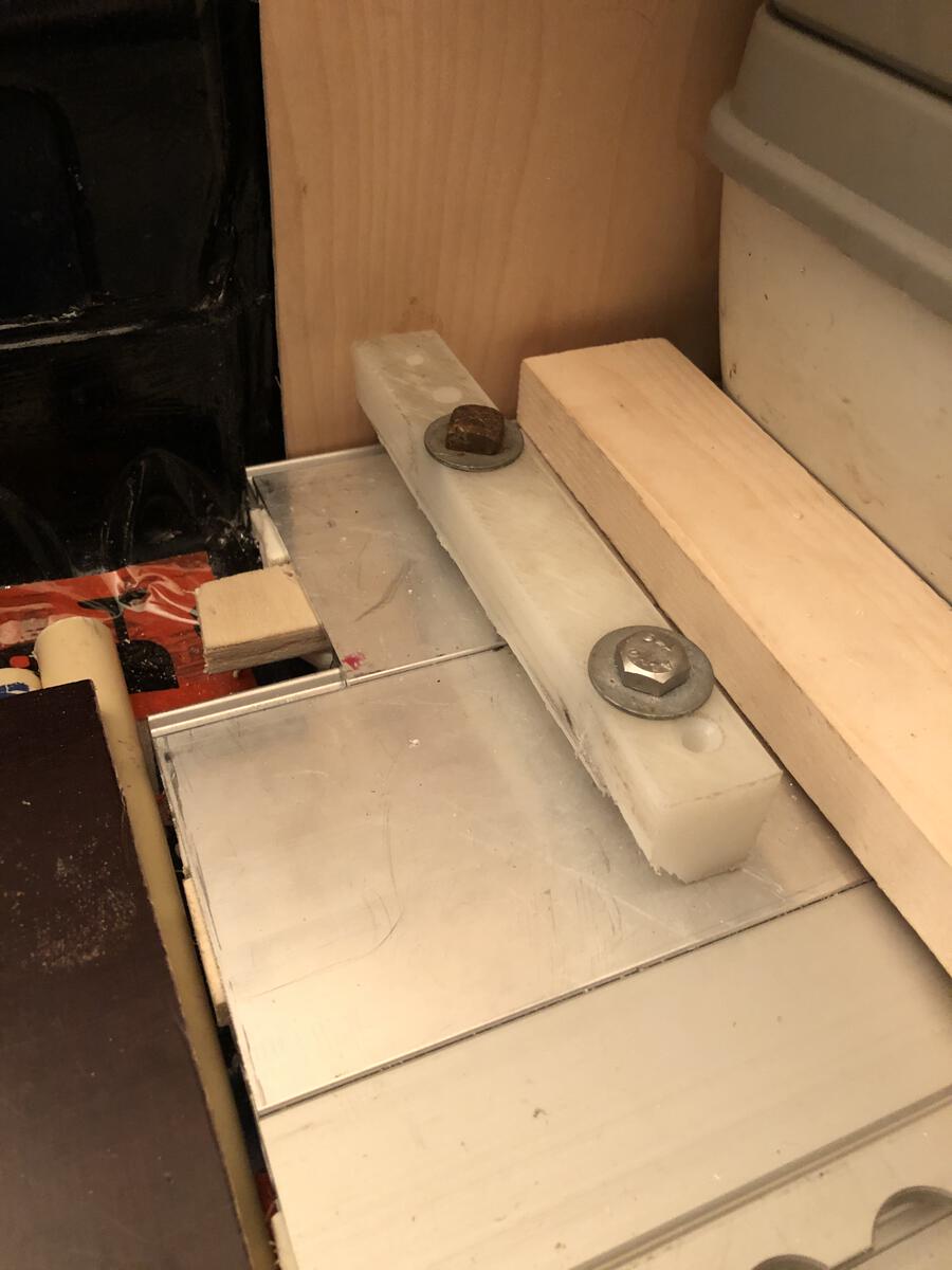 Tweede beugel op zijn plaat